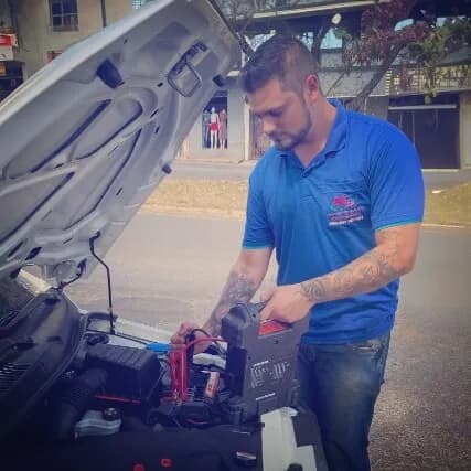 Técnico da Montanari Baterias instalando bateria com scanner em Patrocínio