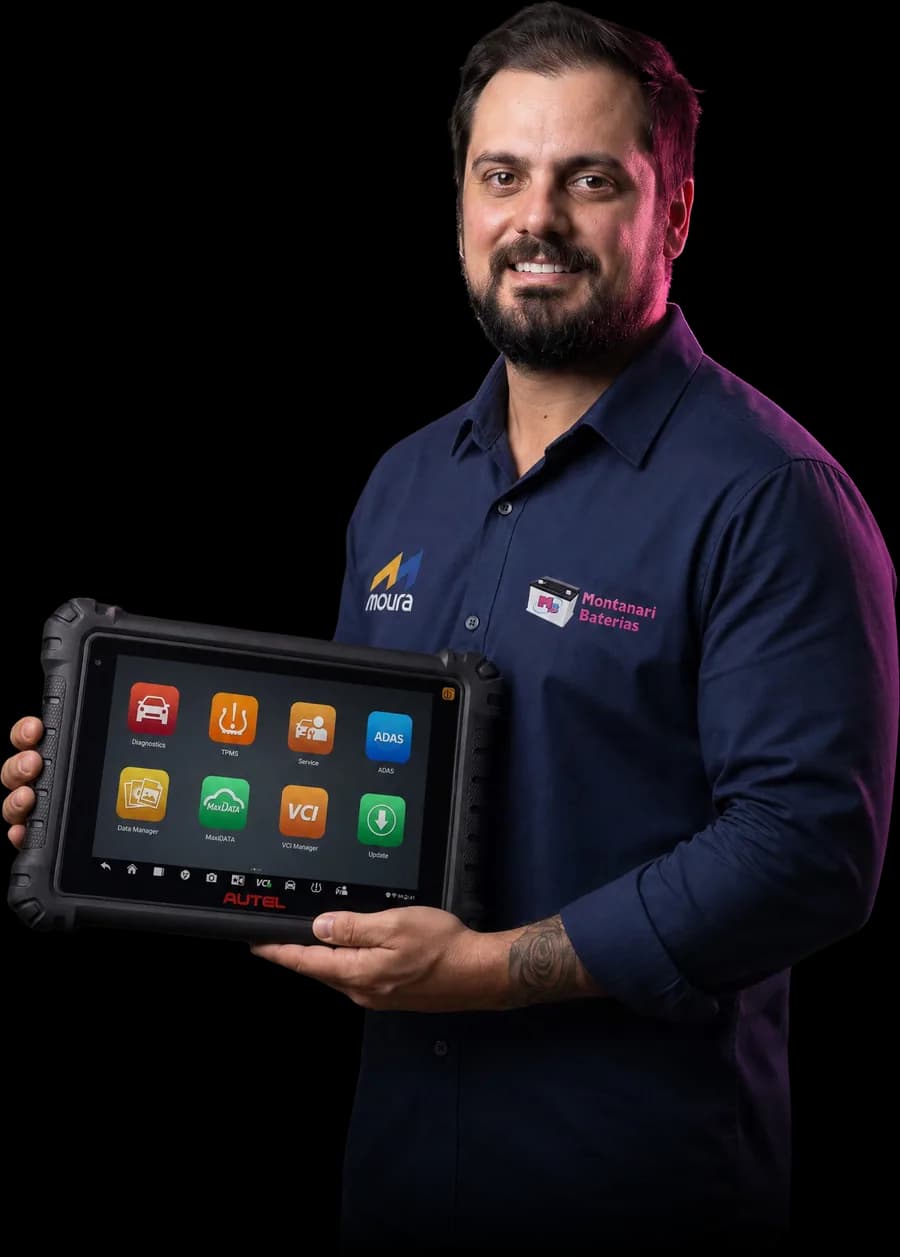 Técnico da Montanari Baterias com o scanner de diagnóstico em Patrocínio